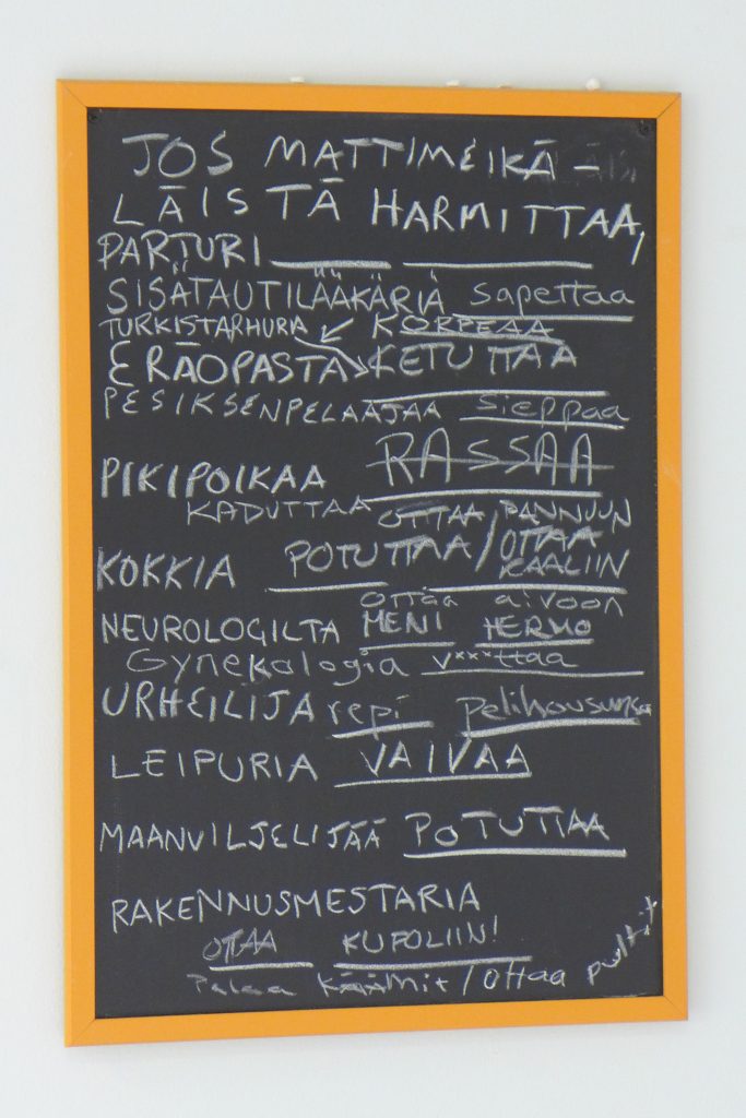 Liitutaulu, johon on kirjoitettu sanaleikkejä. Esimerkiksi kun mattimeikäläistä harmittaa, kokkia potuttaa ja leipuria vaivaa.
