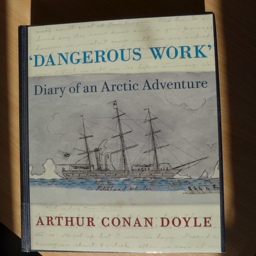 Dangerous Work: Diary of an Arctic Adventure. Kannen kuvituksena on Arthur Conan Doylen piirros höyrylaiva Hopesta.