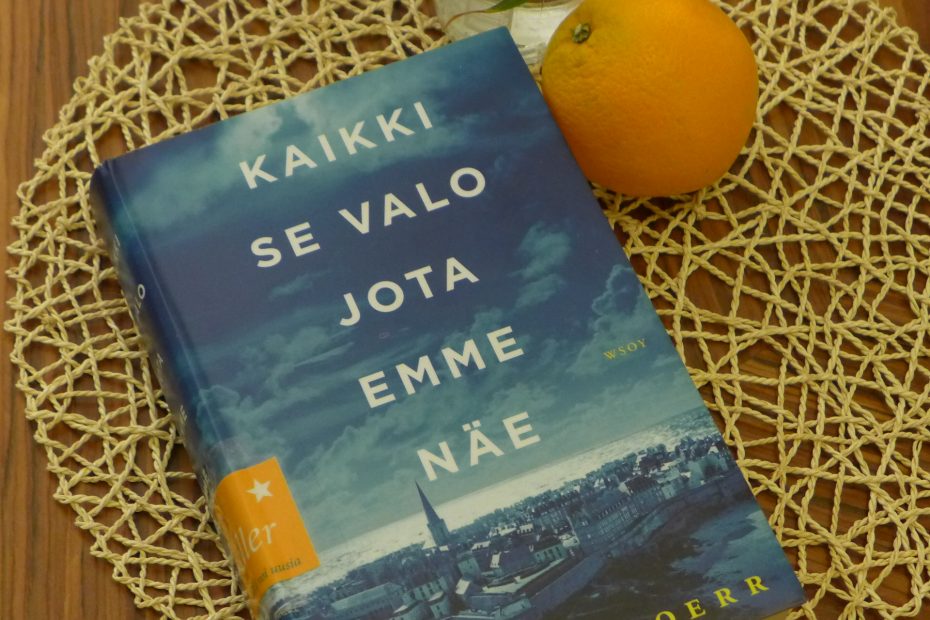 Anthony Doerrin romaani "Kaikki se valo jota emme näe" pöydällä huonekasvin ja appelsiinin kera.